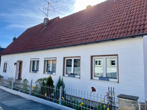 Neuer Anstrich! Ein gemütliches, helles Haus mit roten Ziegeldach und gepflegtem Vorgarten.